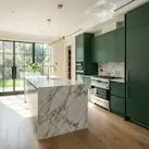 Cozinha planeada com materiais hidrÃ³fugos e ferragens Blum premium