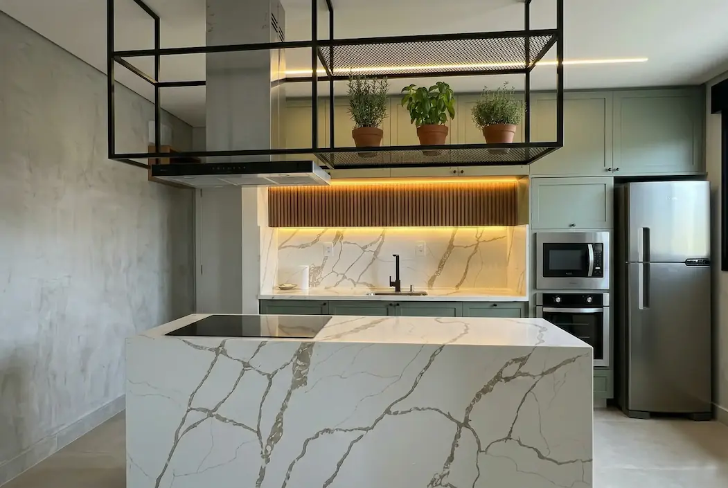 Cozinha moderna verde sÃ¡lvia com ilha em mÃ¡rmore e painel ripado iluminado - Frota Móveis