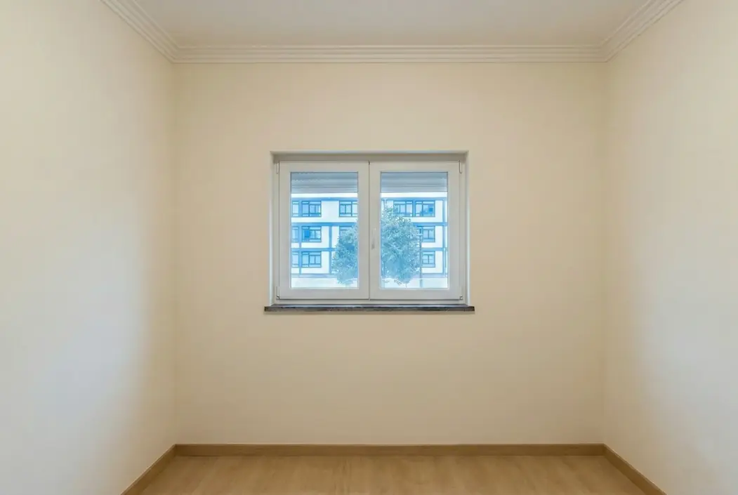 Quarto antes da instalaÃ§Ã£o do roupeiro planeado