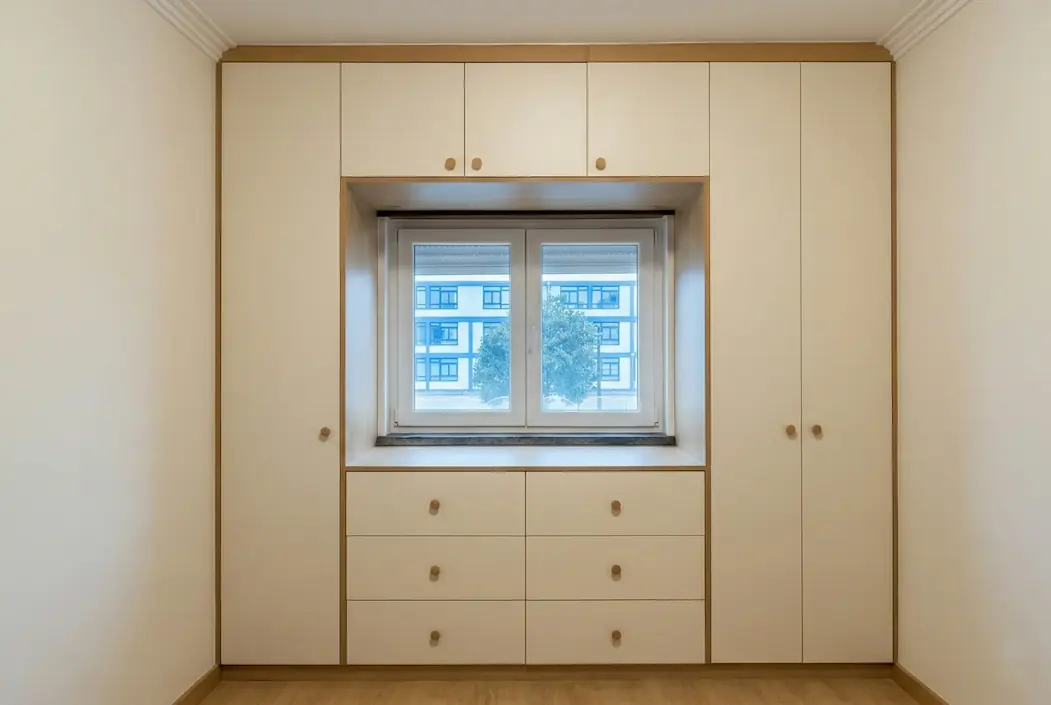 Roupeiro planeado com Ã¡rea de janela, gavetas centrais e portas laterais - Frota Móveis