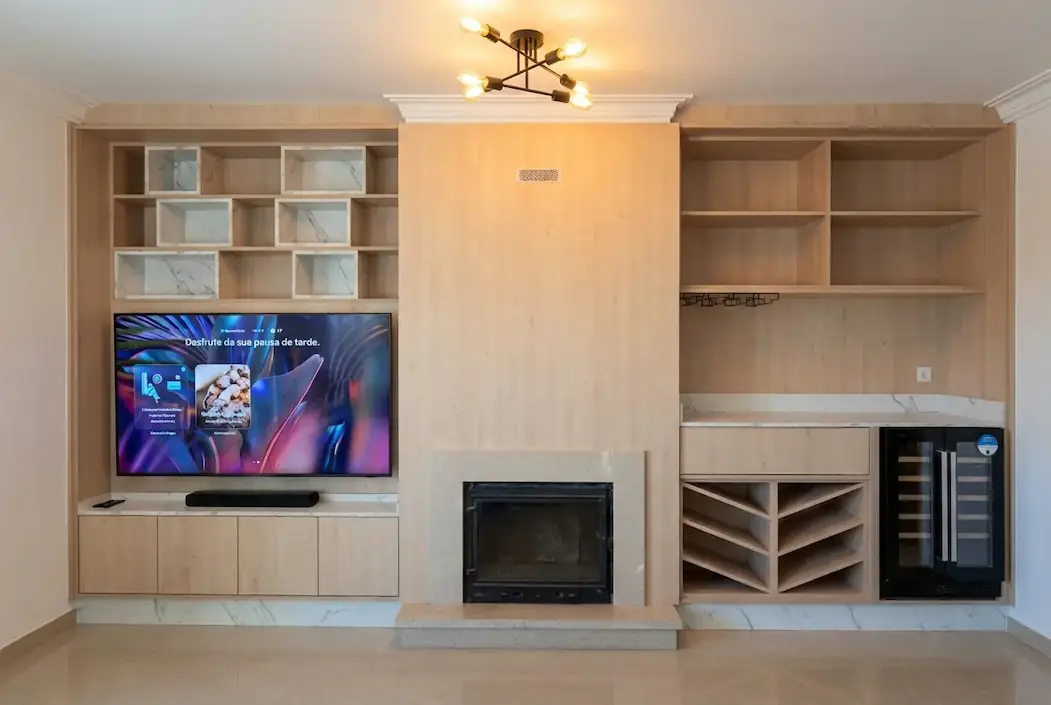 MÃ³vel de sala 3 em 1 com TV, lareira e bar em madeira e mÃ¡rmore - Frota Móveis